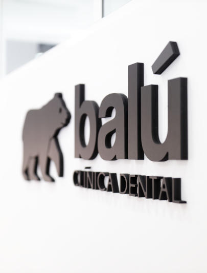 Rótulo de Clínica Dental Balú en Dos Hermanas